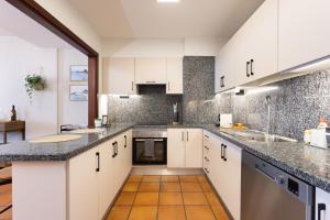 Spectacular Beachfront Loft-Style CASA CORINA II