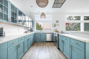 Modern retreat w stunning views & hot tub