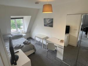 2 Bedroom 2 bathroom Apartment 8 including free parking