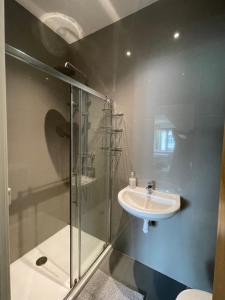 2 Bedroom 2 bathroom Apartment 8 including free parking