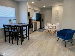 Lovely 2-Bedrooms Central Clearwater Apartment