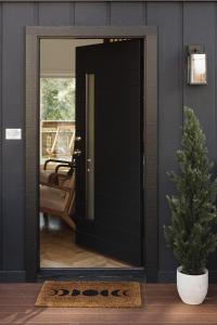 Modern Designer Cabin, Newly Renovated, EV Charger, Arcade, Kids Bunkbed, Minutes to Lake Arrowhead and Lake Gregory