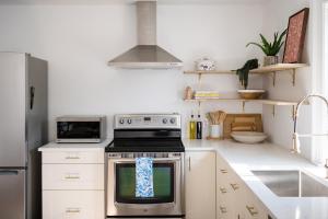 The Darcie House - cozy, pet-friendly home in PEC - 4hvězdičkové hotely ve městě Picton