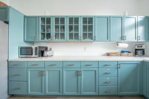 Modern retreat w stunning views & hot tub