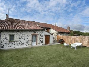 Maisons de vacances Gite Oradour-Fanais, 4 pieces, 6 personnes - FR-1-653-241 : photos des chambres