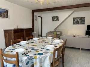 Maisons de vacances Gite Oradour-Fanais, 4 pieces, 6 personnes - FR-1-653-241 : photos des chambres
