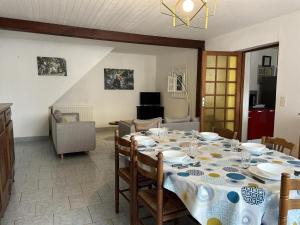 Maisons de vacances Gite Oradour-Fanais, 4 pieces, 6 personnes - FR-1-653-241 : photos des chambres