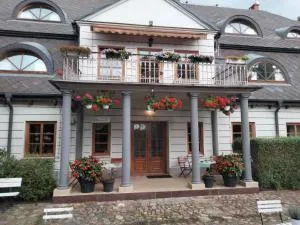 Dworek pod Herbem - 克罗托申