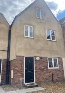 Fern House - by Shortstays4u A Modern 2 bedroom Townhouse with free parking in the town!