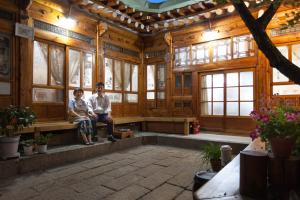 Dongmyo Hanok Sihwadang - Private Korean Style House in the City Center with a Beautiful Garden