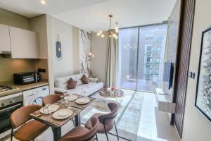 STAY BY LATINEM Luxury 1BR Holiday Home CVR B3101 near Burj Khalifa