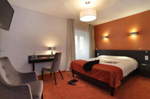 Hotels The Originals City, Hotel Les Thermes de l'Avenue, Dax : Studio Familial