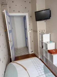Petite chambre meublée au cœur de ville - chez l'habitant - Le Breuil