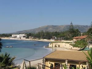 Apartment in villa with swimming pool 20 meters from the sea