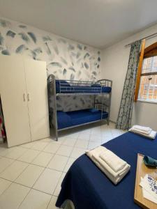 Apartment in villa with swimming pool 20 meters from the sea