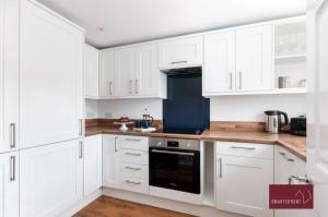 Guildford - 3 Bedroom Home - Driveway & Garden