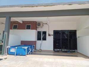 Homestay Bonda, Taman Mayung, Teluk Kemang - Private Children Pool - Malay Only