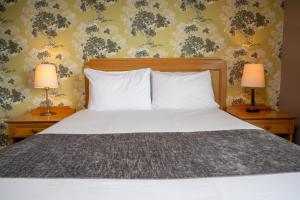 Double Room room in Commodore Hotel by Greene King Inns