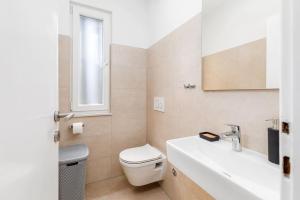 Sunny Aura Beach Apartment - spacious and bright, with parking