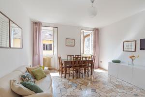 GuestHost - Roomy Flat in Domaso with small balcony