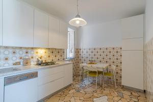 GuestHost - Roomy Flat in Domaso with small balcony