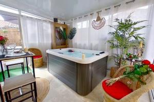 Appartements Appartement avec Jacuzzi et terrasses au calme : photos des chambres