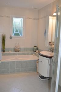 Villas Villa avec Piscine chauffee et parc arbore situee a 100 m de la Plage et Foret sans vis a vis : photos des chambres