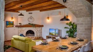 VILLA CUTRERA 8, Emma Villas