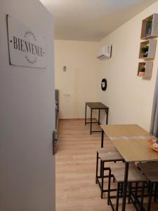 Appartements Studio Epernay 25m2 rez de chaussee, ground floor : Studio Lit King-Size