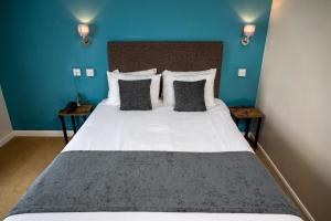 Double Room room in Rising Sun Hotel by Greene King Inns
