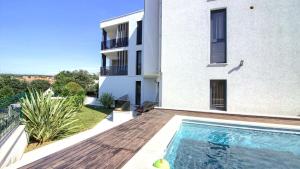 Luxury villa with sea view, pool and jacuzzi near the beach in the town of Pula by WiiBuk