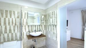 Luxury villa with sea view, pool and jacuzzi near the beach in the town of Pula by WiiBuk