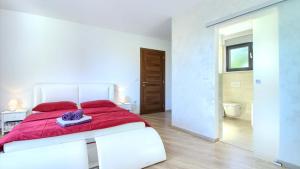 Luxury villa with sea view, pool and jacuzzi near the beach in the town of Pula by WiiBuk