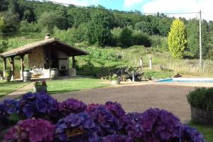 caserio vasco con piscina y barbacoa