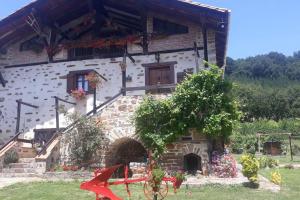 caserio vasco con piscina y barbacoa