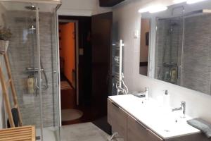 caserio vasco con piscina y barbacoa