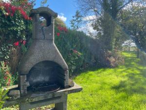 Belle Longère normande, cheminée et jardin arboré