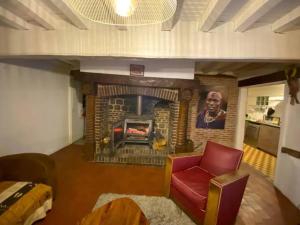 Belle Longère normande, cheminée et jardin arboré