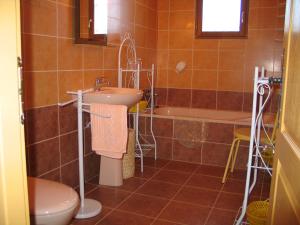 Appartements La Bastide de la Peyroliere avec piscine et tennis face au Luberon : Maison 4 Chambres