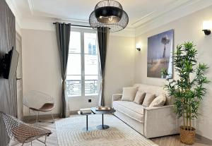 836 - Apartment with gorgeous view  Eiffel Tower 