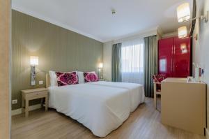 Double or Twin Room (2 Adults + 1 Child) room in Olissippo Marques de Sa