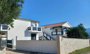 Apartment with a pool mountainview near the sea!