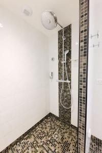 Hotels Le Saint Erasme, Hotel Eco Friendly : Chambre Quadruple Confort avec Balcon