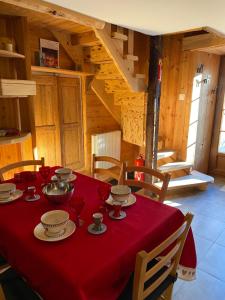 BEAU CHALET DE MONTAGNE SERRE CHEVALIER AU PIED DES PISTES PLEIN SUD