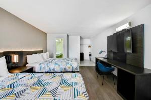 Double Room with Two Double Beds and Micro Fridge - Smoking room in Motel 6 Atlanta Ga - Midtown