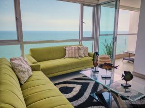 Sea, Sand & Skyline 30th-Floor Poolside Getaway