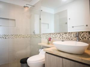 Sea, Sand & Skyline 30th-Floor Poolside Getaway