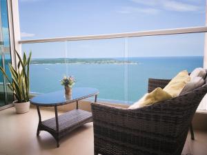 Sea, Sand & Skyline 30th-Floor Poolside Getaway