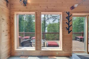 Paddle Ready Hayward Lake View Retreat with BBQ