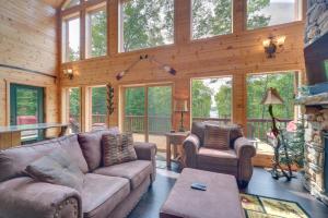 Paddle Ready Hayward Lake View Retreat with BBQ